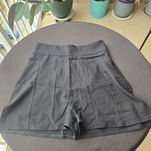Nasty Gal Black High-Waisted Pleated Shorts Size 4